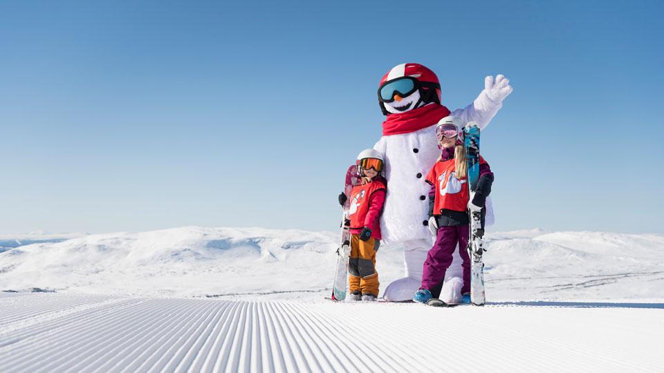 Valle og piger på skiskole. Foto: SkiStar